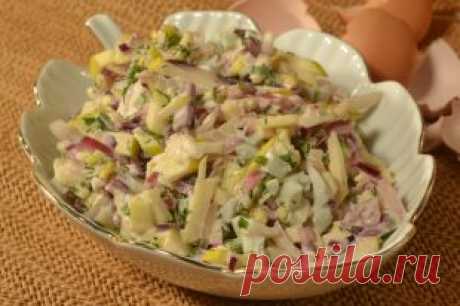 Простые овощи. Что можно приготовить из лука, моркови и капусты Холодные закускиОстрый салат с яблокомСостав: лук репчатый – 1–2 шт., кислое яблоко – 1 шт., яйца крутые – 2–3 шт., майонез, укроп и петрушка – по вкусу.Приготовление: все продукты нарезать мелкими ку…