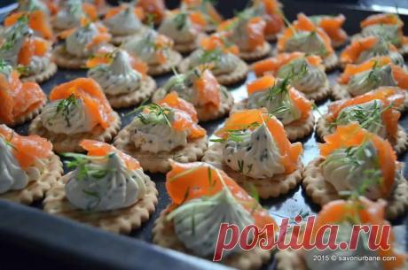 Biscuiti sarati cu crema de branza si somon afumat Biscuiti sarati cu crema de branza si somon afumat – canapeuri pentru bufet suedez. Un preparat gustos si usor de realizat (la rece) care poate deschide apetitul alaturi de un pahar de sampanie. Biscuitii sarati pot fi de diferite forma si tipuri: rotunzi, patrati, dreptunghiulari. Am folosit o crema de branza gen Philadelphia (versiunea mai […]