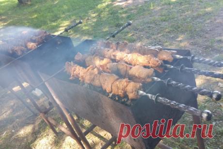 Ни одно застолье не обходится без шашлыка в гранатовом маринаде с соусом "Наршараб" 

Мой личный рецепт приготовления шашлыка в гранатовом маринаде и соусе "Наршараб"

Начну с того, что приготовить шашлык в гранатовом маринаде не так уж просто, точнее его пожарить!
Он всегда получается вкусным и сочным, но очень сложно его прожарить внутри при этом его не подпалив, с другими маринадами таких проблем нет. ( не знаю почему так выходит, но это так)
Специально для этого марина...