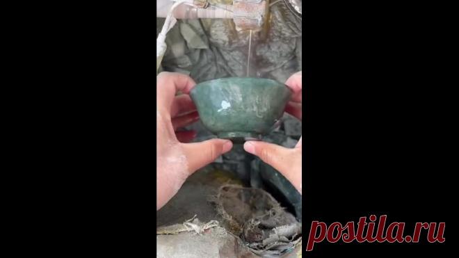 Изготовление чашки из камня на станке .
Работает виртуоз . Ну конечно из Китая.