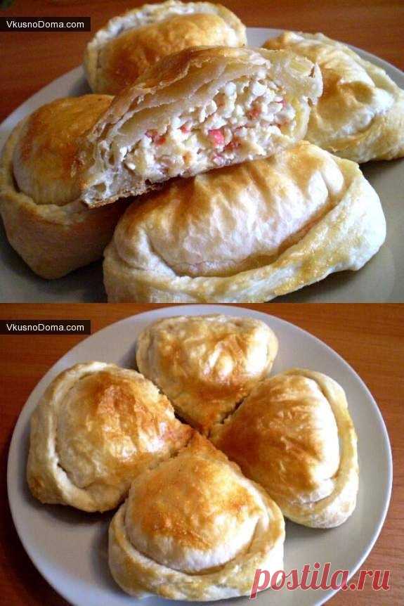 Слойки с крабовыми палочками и чесноком