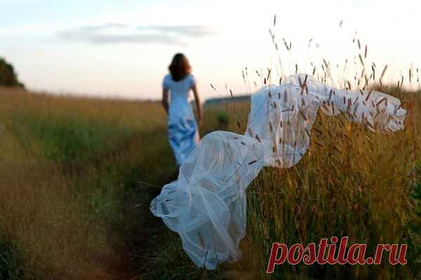 Одноклассники
Бывает так, что силы все истрачены,
Упала и подняться не могу.
Но верю, что  теперь цена заплачена,
За то, что  в своём сердце берегу...

Я выйду к счастью чтобы мне не стоило!
Никто не сможет в этом помешать!
Есть силы, чтоб держать мне ровно голову,
Я рождена была любить и побеждать!