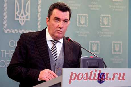 Секретарь СНБО Украины перешел на латиницу и сделал три ошибки в предложении. Секретарь Совета национальной безопасности и обороны (СНБО) Украины Алексей Данилов, призвавший отказаться от кириллицы, написал предложение латиницей и сделал в нем три ошибки. Данилов написал в социальных сетях, что для него стала неожиданной бурная реакция на идею перейти на латинский алфавит.