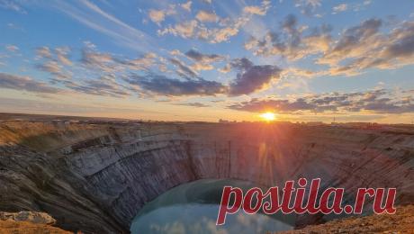 Семьям погибших после выброса метана на руднике в Якутии пообещали матпомощь. Алмазодобывающая компания АЛРОСА пообещала помочь финансово семьям погибших и пострадавшим в результате выброса метана на руднике в городе Удачном в Мирнинском районе Якутии. Об этом сообщил генеральный директор компании Парвел Маринычев, ...