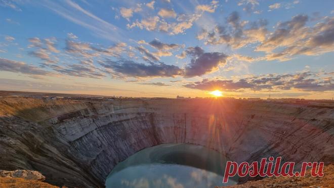 Семьям погибших после выброса метана на руднике в Якутии пообещали матпомощь. Алмазодобывающая компания АЛРОСА пообещала помочь финансово семьям погибших и пострадавшим в результате выброса метана на руднике в городе Удачном в Мирнинском районе Якутии. Об этом сообщил генеральный директор компании Парвел Маринычев, ...