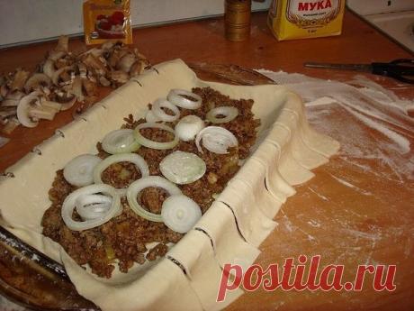 Быстрый мясной пирог с грибами

Ингредиенты:

Тесто слоённое дрожжевое
Фарш грамм 300-400.
Лук 2-3 шт.
Грибы шампиньоны.
Яйцо для глянца.
Сливки(если есть).
Соевый соус(гуда без него).

Приготовление:

1. Одну пластину теста раскатываем до очень тонкого состояния.
2. Жарим лук, фарш; добавляем сливки, перец, соевый соус, соль, хмели сунели и т.д.
3. Раскладываем тесто, как на картинке, "стригём".
4. Выкладываем мясо, грибы (сырые), лук кольцами (сырой), еще раз солим. Сыры...