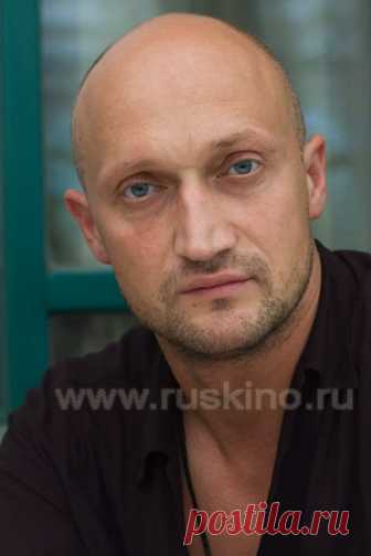 Гоша Куценко — биография, фильмография, фотографии актёра, режиссёра, сценариста, композитора, продюсера Родился 20 мая 1967г. в Запорожье (Украинская ССР). Учился в Московском Институте Радиотехники, Электроники и Автоматики (МИРЭА). В 1992г. окончил Школу-Студию МХАТ (курс И. Тарханова). В 1997г. работал на МУЗ-ТВ. С 1995 по 1997гг. - ведущий программы 