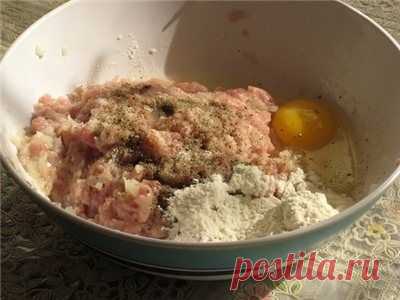Запеченные куриные котлетки с гарниром "Полосатый рейс"