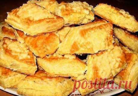 Печенье на кефире.

Продукты:

мука 500 г
сахар 0.5-0.75 стакана
кефир 2 стакана
масло растительное 2 ст. ложки
сода погашенная лимонной кислотой 1 ч. ложка
сахар для посыпки по вкусу
или корица молотая по вкусу

Кефир взбить с растительным маслом и сахаром до консистенции крема. Добавить соду гашеную, муку и замесить тесто.
Раскатать его в пласт толщиной в 0,5 см, выложить на лист, смазанный маслом, и посыпать сахаром или корицей. Печь печенье на кефире в хорошо нагретой духовке.