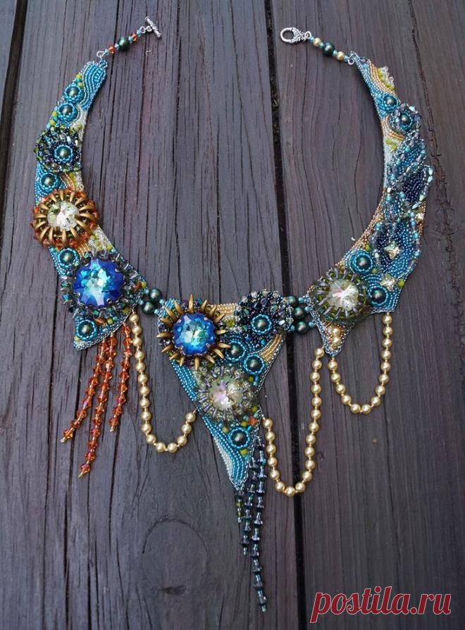 Вышитое колье с кристаллами Swarovski «Бездна» Приготовьтесь погрузиться в бездну вдохновения: сегодня вы увидите процесс создания необычного украшения от эскиза до готового изделия, узнаете секреты гармоничной композиции и работы с бисером и крис...