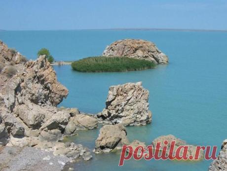 Почему в озере Балхаш половина воды пресная, а половина соленая?
Балхáш — бессточное полупресноводное озеро в восточной части Казахстана, второе по величине непересыхающее солёное озеро (после Каспийского моря), тринадцатое по величине среди всех озёр мира.