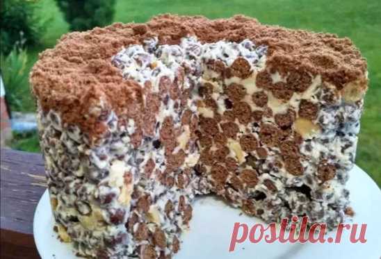 ПРОСТОЙ И БЫСТРЫЙ ТОРТ 
Невероятно хрустящий торт готовится без выпечки за считанные минуты. По вкусу десерт очень напоминает торт «Полет» с безе и орехами. Использовать мы будем всего 4 ингредиента, а в итоге получим невероятно красивый и очень вкусный десерт. 
Ингредиенты 
250 гр сгущенного молока 
180 гр сливочного масла 
1 уп. шоколадных шариков (250 гр) 
(сухие завтраки) 
100 гр жареного арахиса 
Пошаговый процесс приготовления 
Сливочное масло 82,5% жирности (это обязательно, масло мен