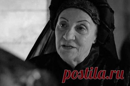 Умерла звезда «Великолепного века». Умерла актриса театра и кино Сабина Тозия. Об этом ее коллега по сериалу «Великолепный век» Мерьем Узерли сообщила в Instagram-сторис. Она не уточнила причину смерти артистки, однако вспомнила, что они вместе работали над тремя проектами. Звезда «Великолепного века» скончалась 10 августа. Ей было 75 лет.