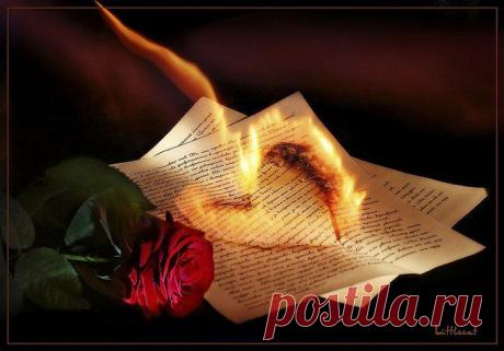 ...А знаешь ты,
как Души письма пишут...
У них ведь нет ни рук, ни глаз…
Они не просят всех шумящих: «Тише!».
Из букв и слов не складывают фраз…
Не дарят тайны диктофонам…
Ногтями не стучат по телефонам…
Мгновенны  письма их.
Там жизнь – как мысль.
А мысль – как стих…
У писем Душ бумаги не бывает.
Душа все письма в Сердце посылает.
А Сердце через Зеркала Души
Тому, кому письмо - блеснёт:
&quot;...Пиши​&quot;.