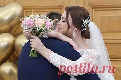 8 июля: какой праздник сегодня отмечают в России и мире. 8 июля в России отмечают День семьи, любви и верности, а также религиозный праздник в честь святых Петра и Февронии. В разных уголках планеты празднуют Всемирный день борьбы с аллергией, а также Всемирный день разоблачений. Подробнее о торжествах, приметах и знаменитых именинниках 8 июля — в материале «Ленты.ру».