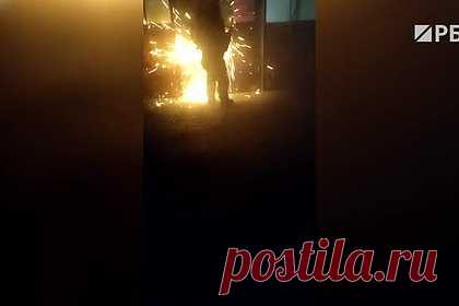 Появились кадры сгоревшего клуба «Полигон» в Костроме. Появилось видео сгоревшего ночного клуба «Полигон» в Костроме. На ролике видно, как представитель служб режет дверь при помощи болгарки, чтобы открыть вход в помещение. В здании обуглены стены и отсутствует крыша, из-за чего свет проникает с улицы. Также можно заметить большое количество обрушенных материалов.
