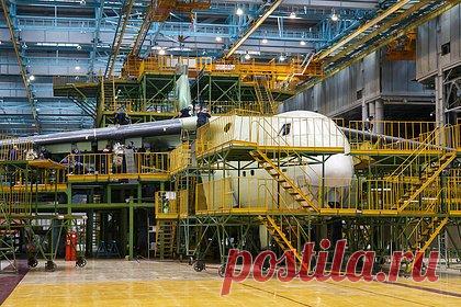 На российском авиазаводе при испытаниях фюзеляжа погиб человек. При испытаниях фюзеляжа на Ульяновском авиационном заводе погиб человек. Об этом стало известно РЕН ТВ. По данным телеканала, ЧП произошло во время проведения испытаний фюзеляжа воздухом под давлением, из-за чего произошла его разгерметизация. Пятеро человек пострадали, медики оказывают им помощь.