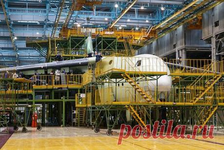 На российском авиазаводе при испытаниях фюзеляжа погиб человек. При испытаниях фюзеляжа на Ульяновском авиационном заводе погиб человек. Об этом стало известно РЕН ТВ. По данным телеканала, ЧП произошло во время проведения испытаний фюзеляжа воздухом под давлением, из-за чего произошла его разгерметизация. Пятеро человек пострадали, медики оказывают им помощь.