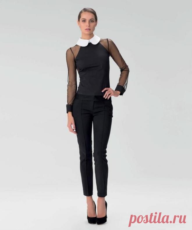 Женская блузка с высоким воротником.