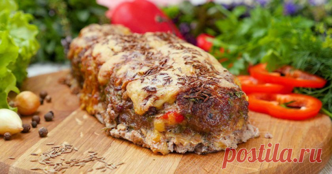 Сырный рулет
= Говяжий фарш
    500 г 

Яйцо
    2 шт. 

Лук
    1 шт. 

Подсолнечное масло
    1 ст. л. 

Панировочные сухари
    2 ст. л. 

Болгарский перец
    1 шт. 

Петрушка
    1 пуч. 

Твердый сыр
    50 г 

Тмин
    по вкусу 

Соль
    по вкусу 

Черный перец (молотый)
    по вкусу