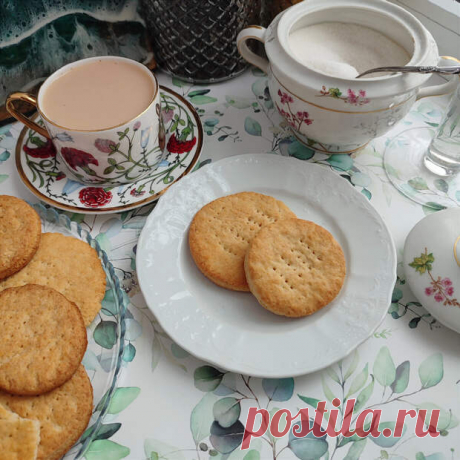 Английское чайное печенье. Простой рецепт - Будет вкусно - Медиаплатформа МирТесен Англии есть традиция вечернего чаепития "five o’clock" о которой знает весь мир. К чаю подают молоко или сливки, сэндвичи, печенье и разные джемы. Мне нравится, что это печенье не очень сладкое, хрустящее со сливочным вкусом. Я выросла на Крайнем Севере и в Сибири, поэтому у меня дома "five - 27 января - 43601893762 - Медиаплатформа МирТесен