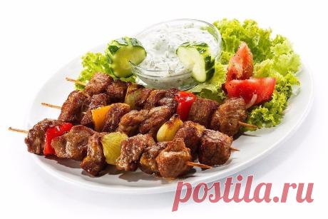 ШАШЛЫЧОК НЕЖНЫЙ и СОЧНЫЙ - В МАЙОНЕЗЕ !!! **Маринад: на мясо 1кг, майонез 500г, лук 500г -кольца, соль, перец - смешай. И под гнёт на 3-5 часов. *Майонез не даёт сохнуть мясу на мангале. *Шашлык великолепен!