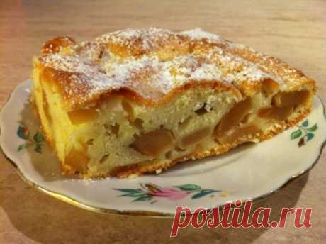 Очень вкусная шарлотка-лентяйка. 
Шарлоткой сейчас никого не удивишь... Но эта какая-то особенная! Такая мягкая-мягкая, влажная... хотя по виду и не скажешь... Вкусна как в теплом так и в холодном виде! Готовится проще простого! Попробуйте, если еще не пробовали!