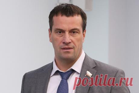 Сенатор Исаков опроверг отречение от осудившей СВО дочери. Член Совета Федерации Эдуард Исаков заявил, что не отрекался от родной дочери Дианы, которая осудила проведение Россией специальной военной операции (СВО) на Украине. Сенатор заявил, что не говорил об отречении от дочери, однако он разочарован ее отношением к нему и к России.