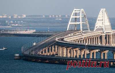 По Крымскому мосту временно перекрывали движение транспорта. Находящихся на мосту и в зоне досмотра попросили сохранять спокойствие