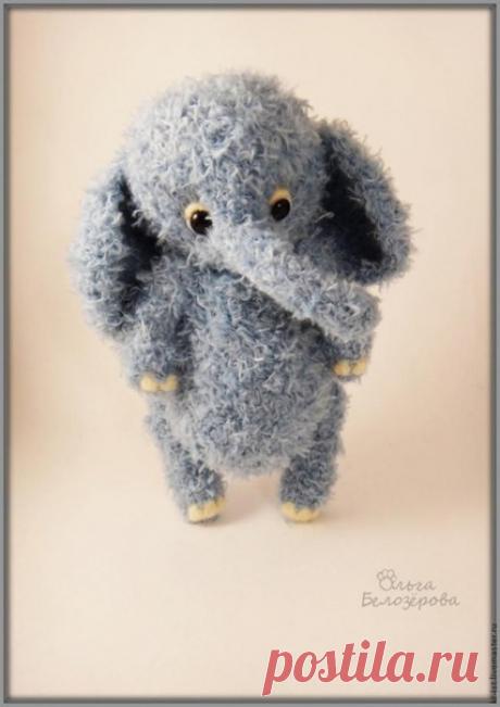 ИГРУШКА_СЛОНИК КРЮЧКОМ. Мастер-класс Ольги Белозеровой .#вяжем_игрушки #амигурумисхемы #описание #амигуруми #игрушки_крючком #слоник_крючком #слоники_бегемотики@norka_homyachka МК по вязанию такого слоника,росточком 18 см. Материалы:
Пряжа: любая фактурная, можно Лотос травка стрейч;
Крючок №2;
Наполнитель: синтепон/ холлофайбер/ синтепух;
Глазки: в моём случае черные стеклянные глянцевые;
Нитки для пришивания деталей в тон пряжи;
Фетр белый;
Хлопковая ткань для оформления...