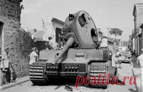 Почему у танков времен Второй мировой войны отрывало башни
На фотографиях и в кино нередко приходится видеть танки, у которых оторвало башню. Говорить о том, что танк — машина серьёзная, рассчитанная на выдерживание большого урона, ненужно. Уже только из этого проистекает закономерный вопрос: как вообще танку может оторвать башню? Не меньше вопросов вызывает и то обстоятельство, что с современными танками подобное фактически не случается. […]
Читай дальше на сайте. Жми подробнее ➡