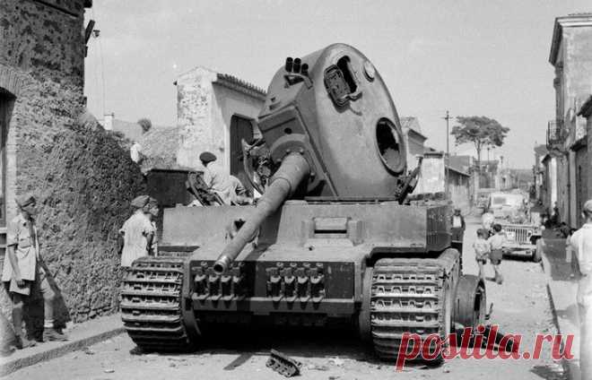 Почему у танков времен Второй мировой войны отрывало башни
На фотографиях и в кино нередко приходится видеть танки, у которых оторвало башню. Говорить о том, что танк — машина серьёзная, рассчитанная на выдерживание большого урона, ненужно. Уже только из этого проистекает закономерный вопрос: как вообще танку может оторвать башню? Не меньше вопросов вызывает и то обстоятельство, что с современными танками подобное фактически не случается. […]
Читай дальше на сайте. Жми подробнее ➡