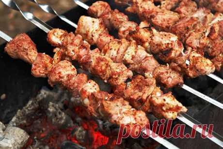 Фантастически мягкое мясо на шашлыки за полчаса! 
3 способа:1. Рецепт весьма прост- на 2 кг мяса - 1 большой киви или 2 маленьких.Спелые разминаем руками и перемешиваем с мясом,а твёрдые киви режем на мелкие кусочки тоже перемешиваем с мясом. Специи…
