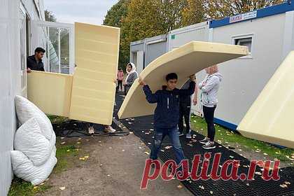 Украинские беженцы устроили бунт в европейской стране. Прибывшие в Болгарию украинские беженцы возмутились условиями проживания в буферном центре в Елхово и устроили бунт. Группа из 35 украинцев, среди которых 12 детей, «выразила протест» из-за размещения в металлических бытовках и «некомфортных» условий проживания. Они хотят, чтобы их поселили на базе отдыха.