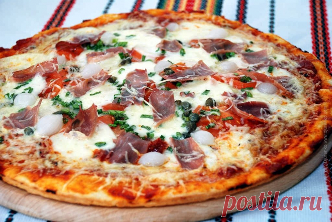 Пицца с ветчиной, зеленью, моцареллой и томатами