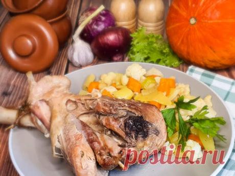 (48) Голень индейки в пиве. Отличная мужская еда на любой случай - Будет вкусно - 24 декабря - 43948714862 - Медиаплатформа МирТесен Это блюдо в чешском стиле по способу приготовления чем-то напоминает знаменитую рульку, но при этом такая индюшачья голень готовится быстрее и стоит она тоже дешевле. Получается чудесное мясо с яркой корочкой и аппетитным хлебно-чесночным ароматом. При этом ни сложных манипуляций, ни особых - 24 декабря - 43948714862 - Медиаплатформа МирТесен