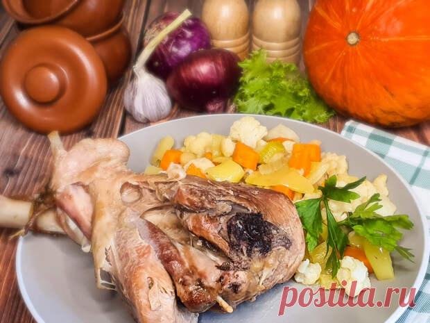 (48) Голень индейки в пиве. Отличная мужская еда на любой случай - Будет вкусно - 24 декабря - 43948714862 - Медиаплатформа МирТесен Это блюдо в чешском стиле по способу приготовления чем-то напоминает знаменитую рульку, но при этом такая индюшачья голень готовится быстрее и стоит она тоже дешевле. Получается чудесное мясо с яркой корочкой и аппетитным хлебно-чесночным ароматом. При этом ни сложных манипуляций, ни особых - 24 декабря - 43948714862 - Медиаплатформа МирТесен