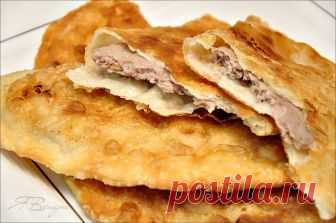 Вкуснейшие чебуреки на скорую руку — экономно и просто 


По рецепту моей бабушки!









Ингредиенты:
Мука – 370 гр.,Вода – 200 мл,Сахар – 1 ст. ложка,Водка – 1 ст. ложка,Соль – щепотка.
 
для фарша:Свиной фарш – 350 гр.,Лук — 2 шт.,Соль, перец,Подсолн…