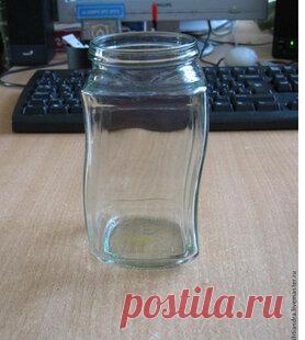 Что сделать из баночки из под кофе Вот такая занятная вещица получилась у меня из простой баночки из-под кофе. Она вполне универсальна. Хотите, будет витражным фонариком… Потрясающий мастер-класс! Расскажу, как сделать подобный фонарик. Переделываем вещи. Итак, нам понадобится: баночка из-под кофемалярный скотч. акриловая краска чёрного цвета (автокраска в баллончике) витражные краски (для начинающих подойдёт «Гамма» на водной основе) контуры по стеклу (черный и золотой)...