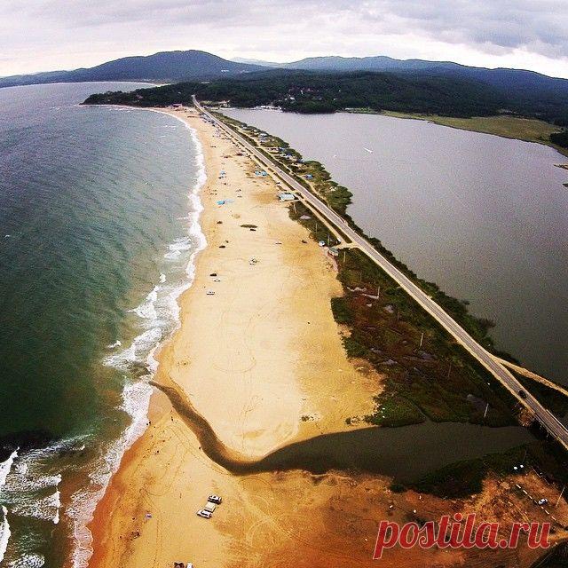 Над первым пляжем Ливадии сегодня, Приморский край. Опустевшие пляжи- один из признаков конца лета в Приморье. Но оно продолжается, все на моря!!! _______________________________________ #Ливадия #ПляжЛивадия #ПервыйПляж #Владивосток #Vladivostok #VDK #ВДК #Хабаровск #DJI #DJIsharethejoy #beautiful #sunset #Phantom #пляж #beach #Primorye #Приморье #ПриморскийКрай #Vladivostok_beautiful #AerialPhotography #Дрони #Квадрокоптер #QuadCopter #Drone #Дрон #Россия #Russia #лето2015 #видсверху #ПроектН