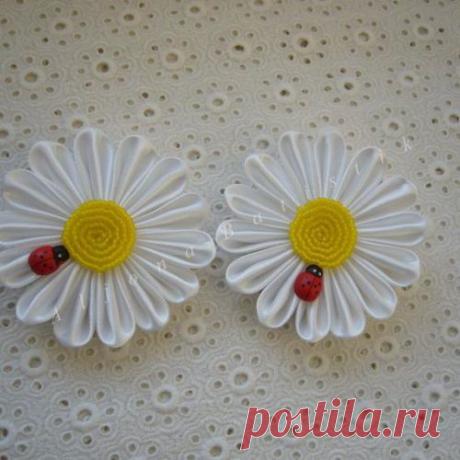 Создаем ромашку из атласных лент