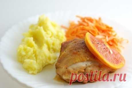 ДЕТСКОЕ МЕНЮ

1. Ежики в духовке

«Ежики» - это те же самые тефтели. Но если в фарш для тефтелей рис отваривают до полуготовности, в фарш для ежиков рис кладут сырым. Запеченные в духовке ежики выпускают рисовые «колючки» наружу.

Описание приготовления:
Ежики в духовке готовятся просто. Готовим фарш, соус, затем выпекаем ежиков в соусе в духовке. Такое блюдо понравится маленьким капризулям, которые отказываются кушать.

Ингредиенты:

Фарш мясной — 1 Килограмм (Смесь говяж...