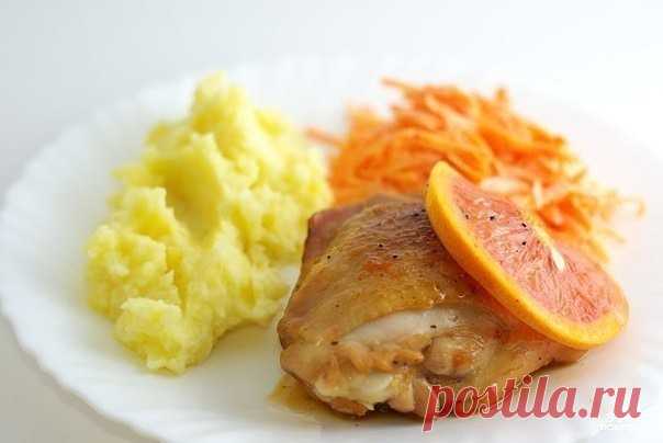 ДЕТСКОЕ МЕНЮ

1. Ежики в духовке

«Ежики» - это те же самые тефтели. Но если в фарш для тефтелей рис отваривают до полуготовности, в фарш для ежиков рис кладут сырым. Запеченные в духовке ежики выпускают рисовые «колючки» наружу.

Описание приготовления:
Ежики в духовке готовятся просто. Готовим фарш, соус, затем выпекаем ежиков в соусе в духовке. Такое блюдо понравится маленьким капризулям, которые отказываются кушать.

Ингредиенты:

Фарш мясной — 1 Килограмм (Смесь говяж...