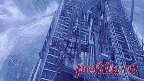 Вот что видит экипаж корабля во время шторма в океане