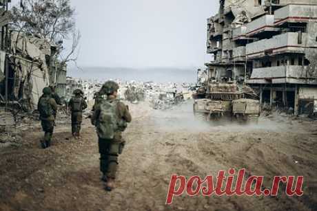 На Западе раскрыли подробности о перемирии в секторе Газа. Западная газета Wall Street Journal раскрыла подробности перемирия в секторе Газа. Переговорщики настаивают на прекращении огня сроком на шесть недель, после которого Израилю будет сложно возобновить бои с прежней силой, отметили источники издания. Арабские чиновники считают сделку маловероятной.