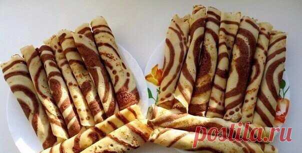 ТОП-6 РЕЦЕПТОВ СЛАДКИХ БЛИНОВ 
 
1) ШОКОЛАДНЫЕ БЛИНЫ СО ВЗБИТЫМИ СЛИВКАМИ 
 
ИНГРЕДИЕНТЫ: 
 
Для блинов: 
● молоко – 750 мл 
● мука – 300 г 
● яйца – 3 шт. 
● какао-порошок – 1 столовая ложка с верхом 
● шоколад черный – 100 г 
● сахарная пудра – 2 ст. ложки 
● масло растительное для смазывания сковороды 
 
Для начинки: 
● сливки густые – 0,5 л 
● сахар – 2 ст. ложки 
● киви – 2 шт. 
● апельсин – 1 шт. 
● клюква – 2 ст. ложки 
 
ПРИГОТОВЛЕНИЕ: 
1. Растопить шоколад на водя...