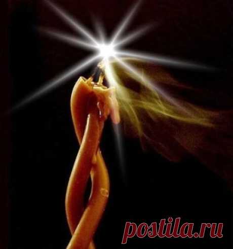 ЧТОБЫ МУЖ С ЖЕНОЙ СИЛЬНЕЕ ЛЮБИЛИ ДРУГ ДРУГА,
скрутите в ночь с 6 на 7 января две свечи белого воска. Над этими свечами читают двенадцать раз подряд особый заговор, а потом дают им прогореть. 
Благослови, Господи, нас (имена мужа и жены). Век повеку, отныне и до веку. Как эти свечи яро сгорят, вместе воском прольются, Так и мы (имена мужа и жены) вместе чтобы прожили, Яро, жарко друг друга любили. И пока люди Рождество не будут забывать, До тех пор нам друг друга не потерять. Во имя Отца и Сына