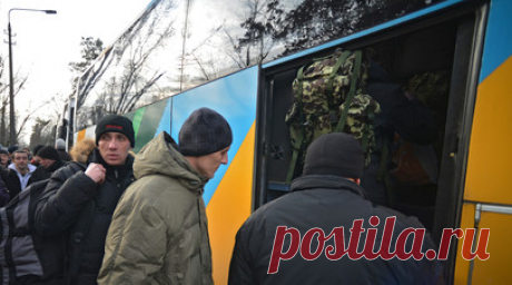 «Странная идея кабмина»: на Украине могут начать штрафовать 17-летних за отказ встать на воинский учёт. В Верховную раду внесён законопроект, предусматривающий штрафы для граждан, которые не встали на воинский учёт до совершеннолетия. Также предлагается ставить на воинский учёт женщин, изъявивших желание пройти военную службу. Законопроект указывает на то, что на Украине готовятся к снижению мобилизационного возраста, полагают аналитики. По их мнению, киевский режим выполняет указания западных…