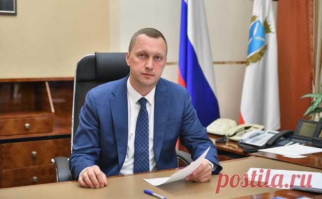 Саратовский губернатор попал в пробку и объявил выговор замминистра. Губернатор Саратовской области Роман Бусаргин объявил выговор заместителю министра транспорта и дорожного хозяйства региона после того, как попал в пробку на мосту через Волгу между Саратовом и Энгельсом.