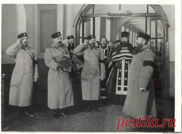Передача церкви Павловского Училища мундира императора Александра III / Историческая справка